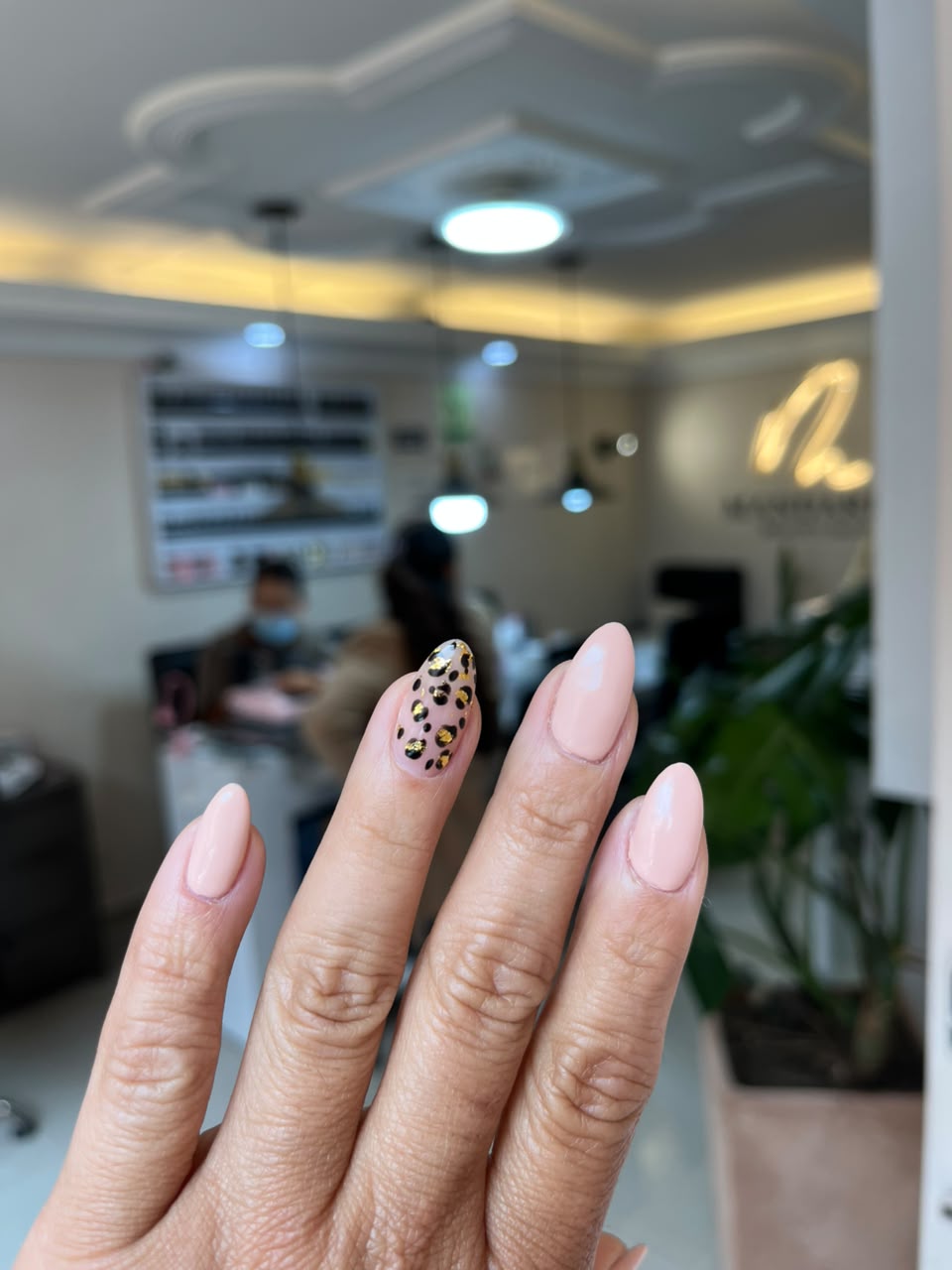 Nail art animal print dorado
