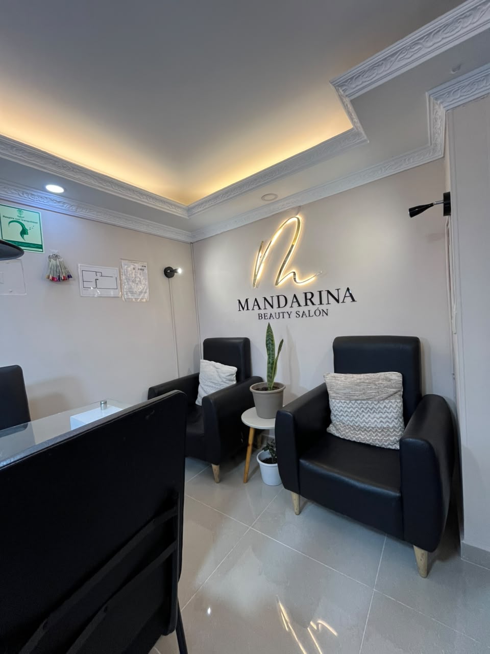 Sala de espera de Mandarina con sofá beige, textiles naturales y luz suave