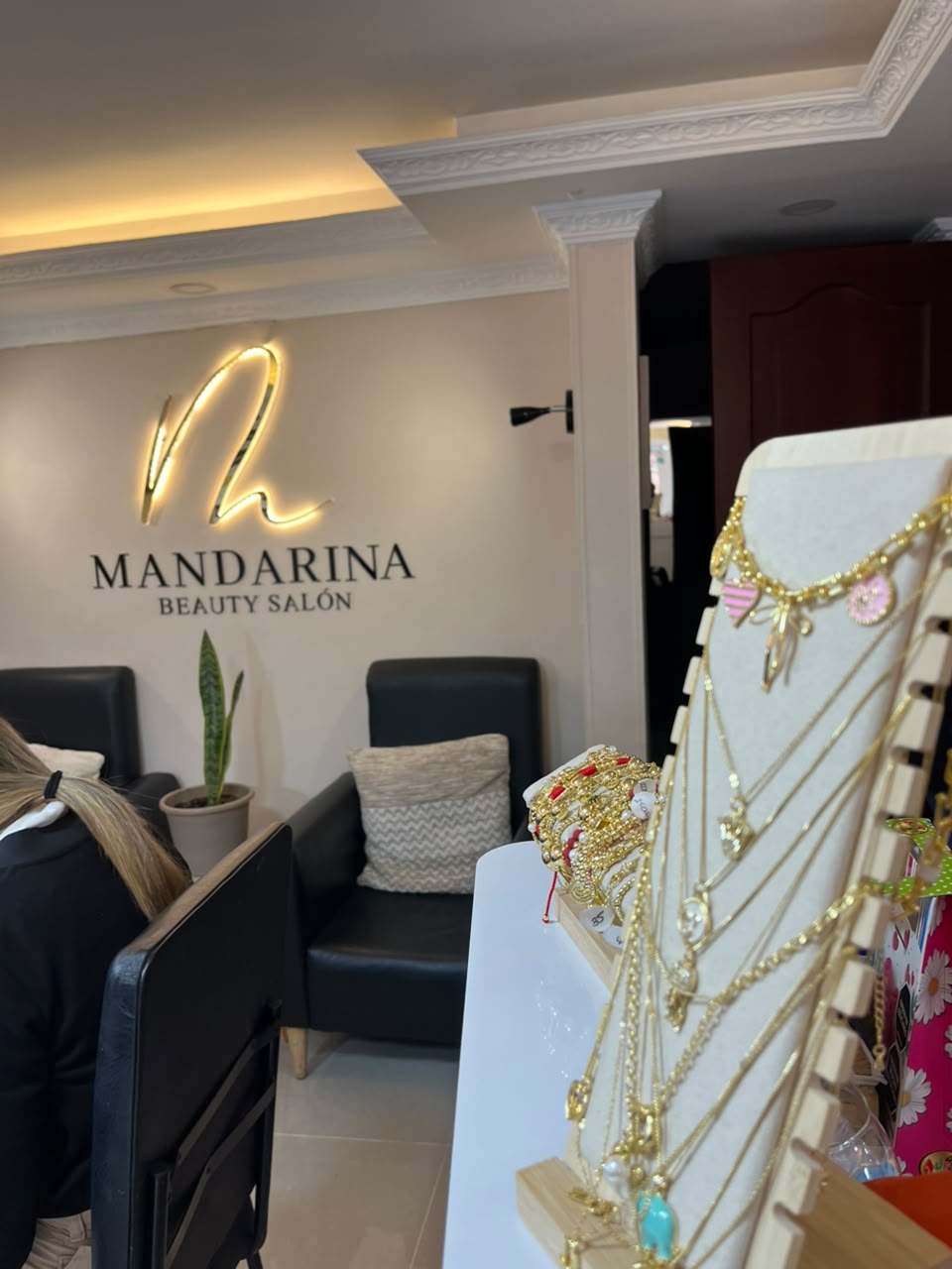 Vitrina con collares, aretes y pulseras artesanales de la tienda Mandarina